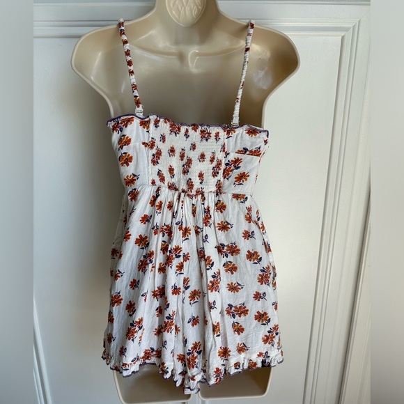 Urban Outfitters Betti Print/Floral Button Ruffle Rompers.Color Ivory. Size XS - Picture 3 of 12